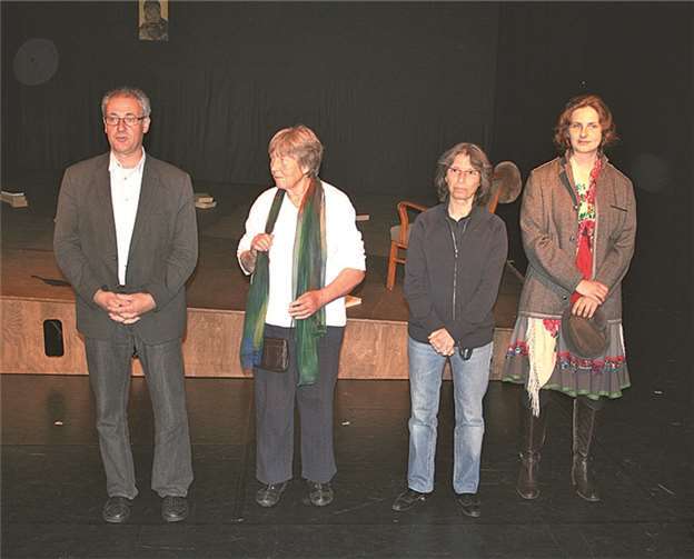 Ortsbürgermeister Hans Dieter Felten, Gerburg Lübbertsmeier, Barbara Wollrath-Kramer und Leonie Bideau (v.l.) begrüßten die Besucher.