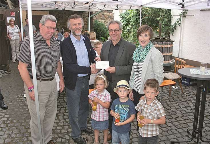 Ortsbürgermeister Hans Dieter Felten dankte dem Vorsitzenden des Bürger- und Heimatvereins Waldorf, Manfred Weiland und seinen Vorstandsmitgliedern für ihre Arbeit zum Erhalt des Museums und überreichte eine finanzielle Unterstützung der Ortsgemeinde. -WK-