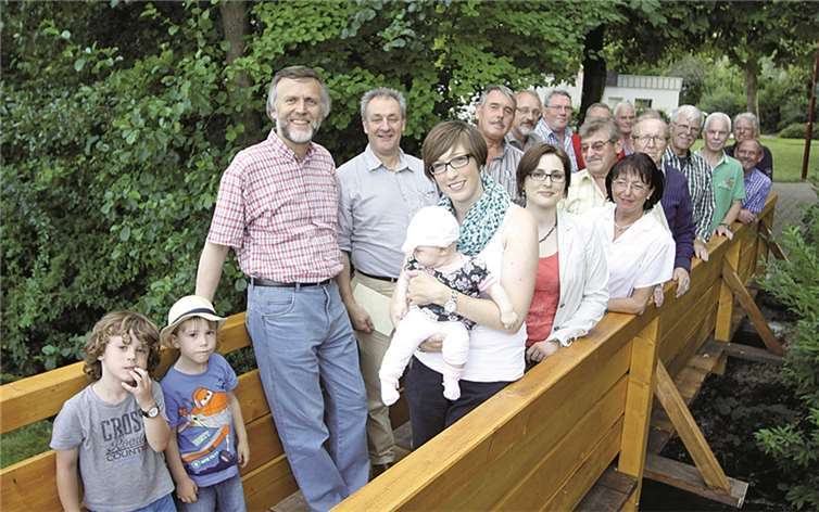 Ortsbürgermeister Hans Dieter Felten erhält durch den Vorsitzenden des Bürger- und Heimatvereins Waldorf, Manfred Weiland, eine großzügige Spende, über die sich auch die Erbauer der neuen Brücke beim Grillabend freuen durften.WER