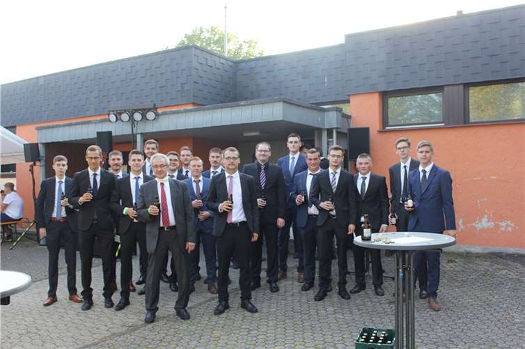 Ortsbürgermeister Hans Dieter Felten stieß mit den Junggesellen auf die Kirmes an.