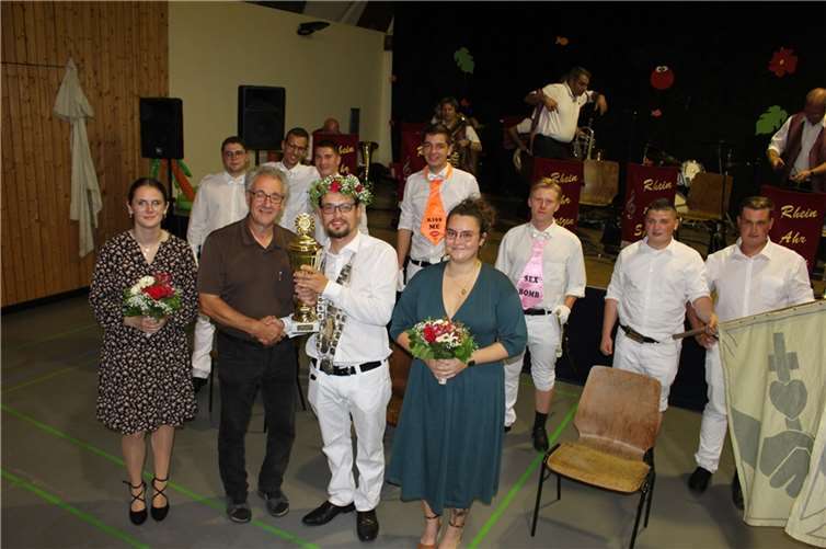 Ortsbürgermeister Hans Dieter Felten überreicht der neuen Majestät den Pokal des Schützenkönigs. Foto: WER