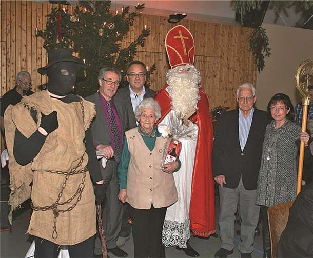 Ortsbürgermeister Hans Dieter Felten und Bürgermeister Bernd Weidenbach ehrten gemeinsam mit Nikolaus Edith Nachtsheim (88 Jahre alt) und Hermann Nachtsheim (90 Jahre alt).WK