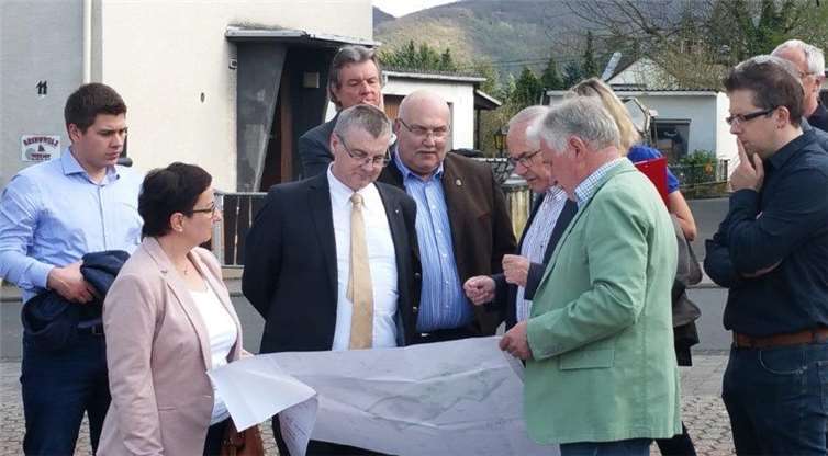 Ortsbürgermeister Hans-Dieter Gassen erläutert die besondere Bedeutung eines neuen Baugebietes für die Entwicklung der Gemeinde.Kreis MYK