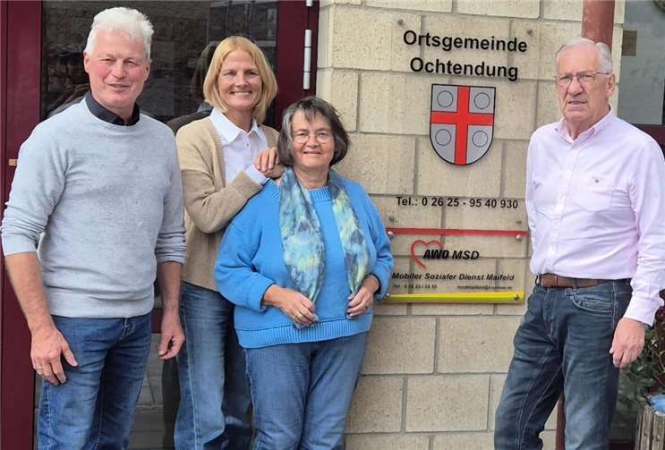 Ortsbürgermeister Hans-Georg Hammes, die VdK-Kreisgeschäftsstellenleiterin Bettina Gerz, die Ochtendunger VdK-Ortsverbandsvorsitzende Erika Wollenweber und der ehrenamtliche Rentenberater Egon Schmitt (v. links) freuen sich auf viele BesucherInnen.  Foto: privat