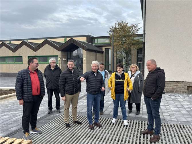 Ortsbürgermeister Hans-Georg Hammes erläutert den bald beginnenden Anbau des Feuerwehrhauses.  Foto: Frank Hastenteufel