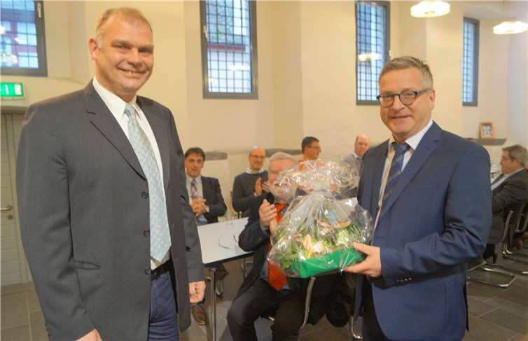 Für die stets gute Zusammenarbeit gedankt Ortsbürgermeister Hans-Josef Bleser überreichte zum Abschied einen Freischneider für den Landschaftspfleger Philipp Thönnes.