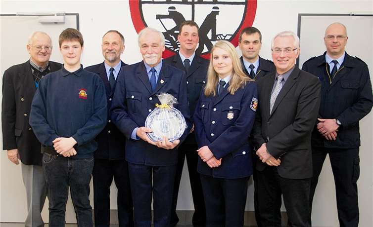 Ortsbürgermeister Harry Hachenberg, Tristan Thiel, Dieter Klein-Ventur, Werner Kühl, Raubacher Wehrleiter Timo Runkel, Kimberly Breuer, Thomas Schmidt, Verbandsbürgermeister Volker Mendel, Wehrleiter Dirk Kuhl (v.l.)WT