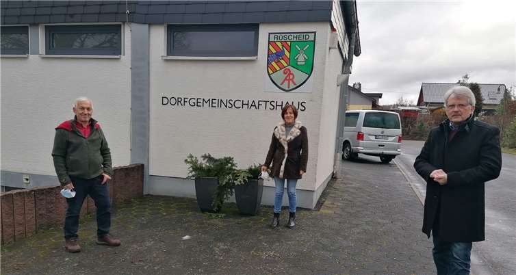 Ortsbürgermeister Hartmut Döring, Hospizfachkraft Gaby Fetthauer und der Vorsitzende des Neuwieder Hospizvereins, Hans-Peter Knossalla (von links). Foto: Hospizverein
