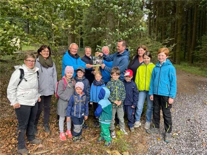 Ortsbürgermeister Heiko Schlosser, Kita-Leiterin Christine Fuhrmann und der Sprecher der Bürgerinitiative „Mensch und Natur“ Hardert/Rengsdorf Gunter Jung konnten neben vielen kleinen und großen Bürgern auch einige Ehrengäste bei schönstem Herbstwetter an der Grillhütte in Hardert begrüßen.Foto: privat