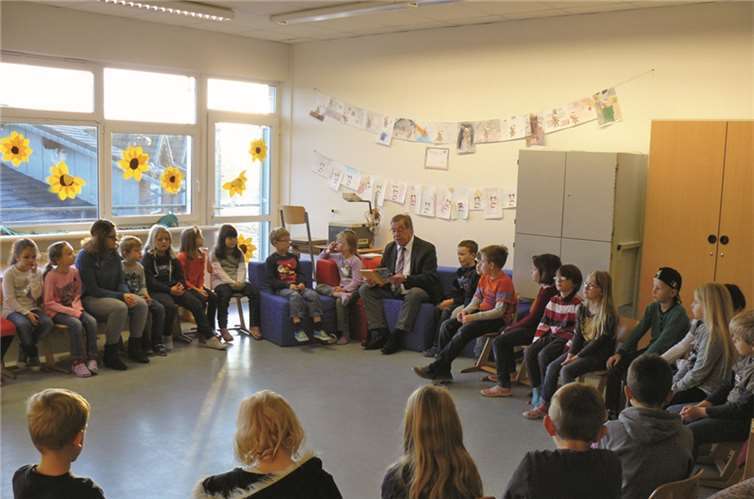Ortsbürgermeister Heinrich Freidel las den Kindern aus verschiedenen Büchern vor.privat