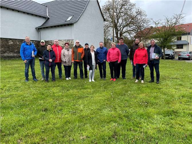 Ortsbürgermeister Heinz Otto Zantop begrüßte die Gäste, unter ihnen auch die Landtagsabgeordnete Lana Horstmann und der Bürgermeister der Verbandsgemeinde Rengsdorf-Waldbreitbach, Hans-Werner Breithausen, am Standort des geplanten Neubaus der Tagespflege mit einer Wohn-Pflege-Gemeinschaft an der Neuwieder Straße. Foto: privat