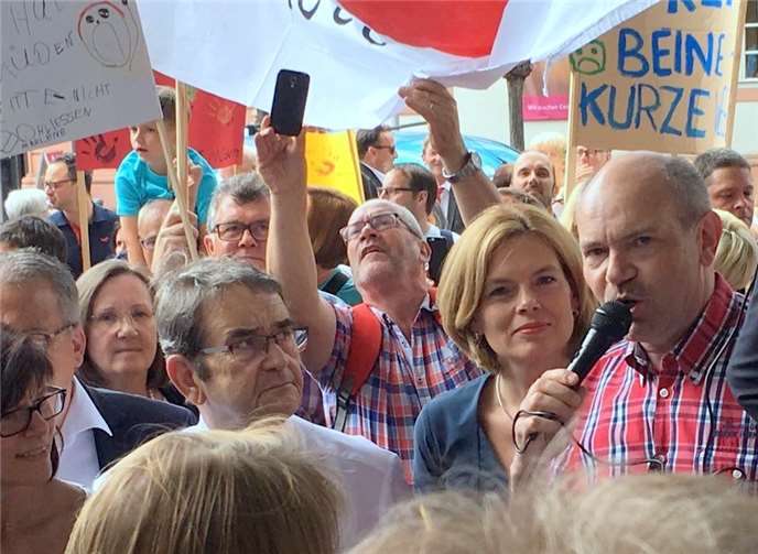 Ortsbürgermeister Heinz Zilles aus Lieg sprach in Mainz auch mit Bildungsministerin Stefanie Hubig (SPD). Er fordert wie alle Protestler den Erhalt kleiner Grundschulen im Land.TT