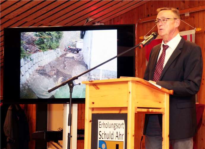 Ortsbürgermeister Helmut Lussi ließ den Hallenumbach noch einmal Revue passieren.