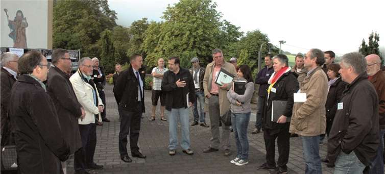 Ortsbürgermeister Helmut Lussi und Leiter der Jury Franz Kattler begrüßten die weiteren Mitglieder der Bewertungsjury auf dem Kirchenvorplatz.