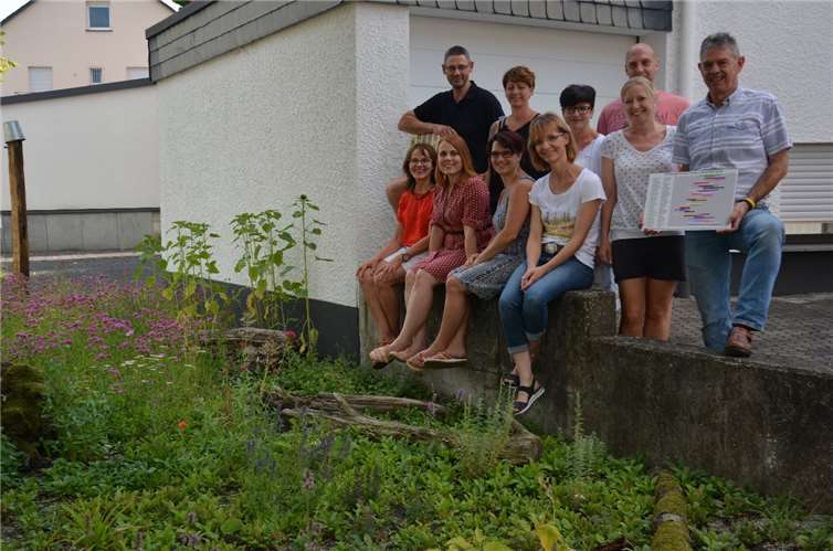 Aktion „Kehrig summt mit“ feierte „Richtfest“ Ortsbürgermeister Herbert Keifenheim (rechts) feierte mit einigen der Aktivisten „Richtfest“ an der neu für die Bienen gestalteten Wiese.
