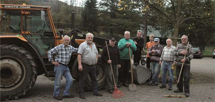 Ortsbürgermeister Heribert Seul (2.v.l.) war mit den Ehrenamtlichen im Einsatz.UM