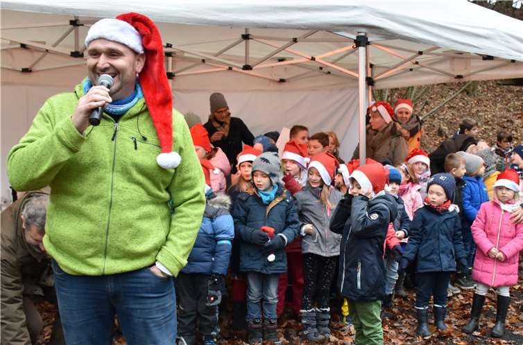 Ortsbürgermeister Holger Klein eröffnete den Melsbacher Weihnachtsmarkt. Fotos: HEP