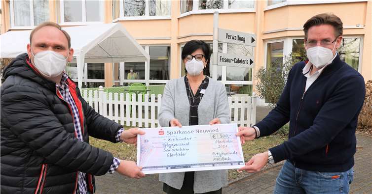 Ortsbürgermeister Holger Klein (links) übergab den Scheck an Einrichtungsleiterin Beate Röder und Geschäftsführer Dr. Christian Euteneuer (rechts). Foto: privat