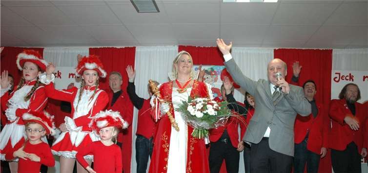 Ortsbürgermeister Horst Riske proklamierte mit Zepter, Schlüssel, leerer Gemeindekasse und Blumenstrauß Prinzessin Jessica, für die ein Traum in Erfüllung ging. UM