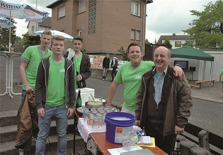 Ortsbürgermeister Horst Riske (rechts) gratulierte JGV-Präsident Julian Ley.