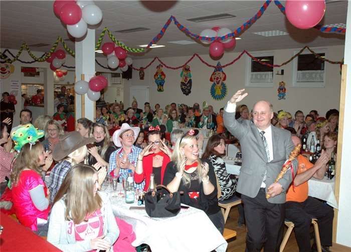 Ortsbürgermeister Horst Riske trug die Insignien der Macht zur Bühne.