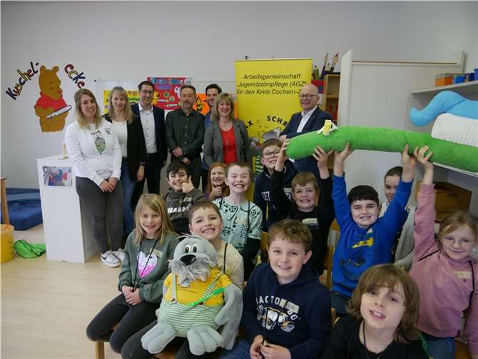 Ortsbürgermeister Jochen Hansen, Bürgermeister der Verbandsgemeinde Jürgen Hoffmann sowie die Erste Beigeordnete Anke Beilstein statteten ebenfalls der Grundschule am „Tag des Gesundheitsamtes“ einen Besuch ab. Fotos: Sandra Hendges-Steffens
