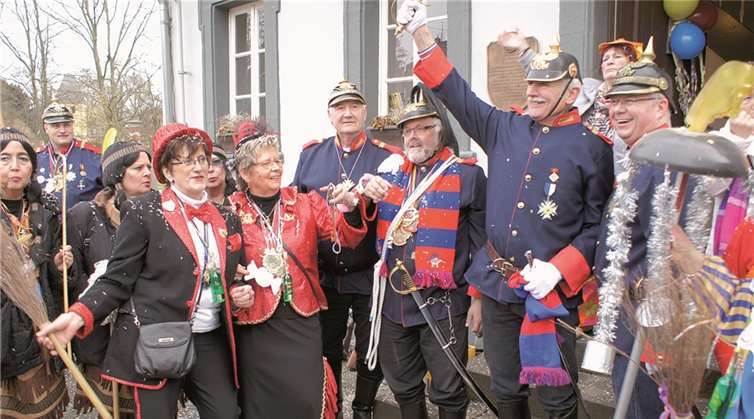 Ortsbürgermeister Jürgen Häfner (3.v.r.) musste sich gemeinsam mit der Bürgerwehr angesichts der zahlenmäßigen Übermacht der Möhnen geschlagen geben.  GH