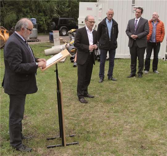 Ortsbürgermeister Jürgen Häfner bei seiner Ansprache anlässlich des Baubeginns.