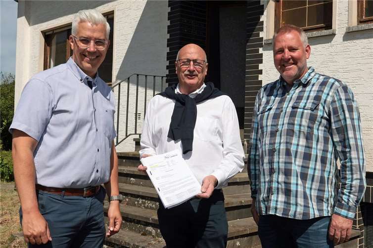 Ortsbürgermeister Jürgen Schwarzmann, Bürgermeister der Verbandsgemeinde Altenahr Dominik Gieler sowie der Beigeordnete der Ortsgemeinde Ralf Minwegen zeigten sich sehr erfreut, dass die Baugenehmigung nach nur neun Monaten nunmehr vorliegt. Foto: privat