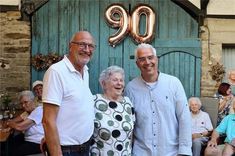 Ortsbürgermeister Jürgen Schwarzmann, Jubilarin Anni Radermacher, Bürgermeister der VG Altenahr Dominik Gieler