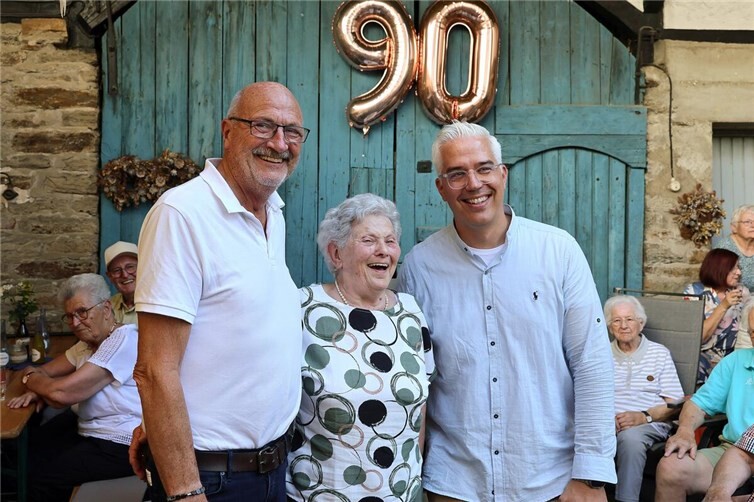 Ortsbürgermeister Jürgen Schwarzmann, Jubilarin Anni Radermacher, Bürgermeister der VG Altenahr Dominik Gieler.