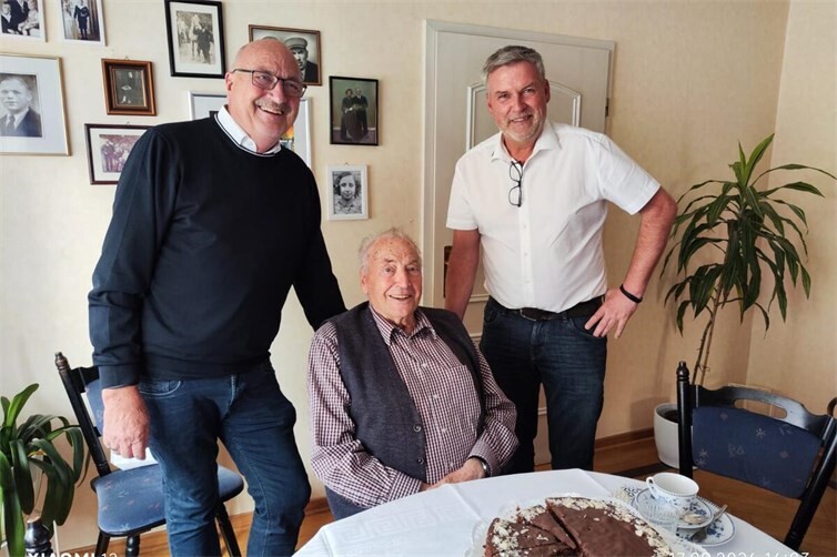 Ortsbürgermeister Jürgen Schwarzmann, Werner Viernich, Beigeordneter der VG Altenahr Rainer Metzen