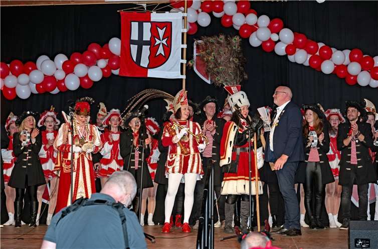 Ortsbürgermeister Jürgen Schwarzmann überreicht dem Dreigestirn symbolisch den Gemeindeschlüssel.  Foto: Werner Dreschers