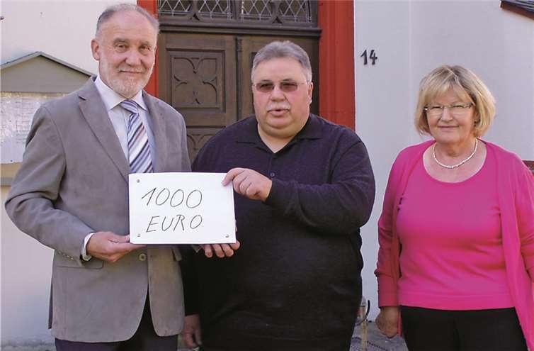 Ortsbürgermeister Karl-Heinz Bleser bedankt sich bei Pfarrer Norbert Reichel für die Spende.privat