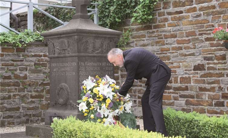 Ortsbürgermeister Karl-Heinz Bleser legte im Gedenken an die Opfer der beiden Weltkriege am Ehrenmal einen Kranz nieder.