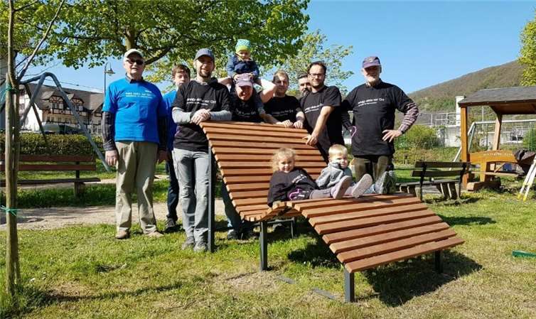 Ortsbürgermeister Karl-Heinz Bleser (rechts) ist froh über die gelungene Aktion und bedankte sich bei Innogy und ihrem ehemaligen Mitarbeiter Gerd Schmittgen (links) für die großzügige Unterstützung zum Wohle der Kinder.privat