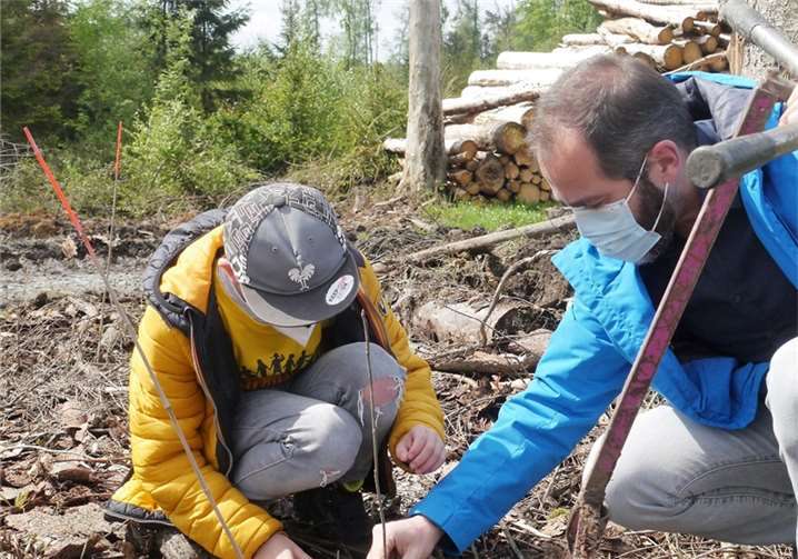 Ortsbürgermeister Kevin M. Heibel aus Kammerforst packte wie sein Kollege Uwe Schmidt (Hilgert) beherzt an. So konnte auch Leo eine kleine Schwarznuss pflanzen. Heibel freut sich schon auf den nächsten Herbst, wenn die Westerwald-Kinder auch in seiner Ortsgemeinde 1000 Bäumchen pflanzen.