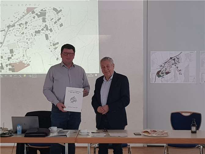 Ortsbürgermeister Klotz mit Landrat Schnur.