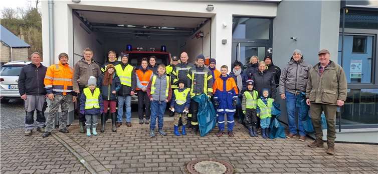 Ortsbürgermeister Kuhn dankte allen Helfern und ganz besonders der Feuerwehr. Foto: privat
