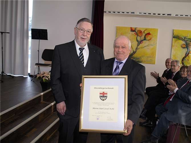 Ortsbürgermeister Kurt Nebgen sprach die Laudatio und überreichte die Ehrenbürgerurkunde an Karl Josef Kohl.