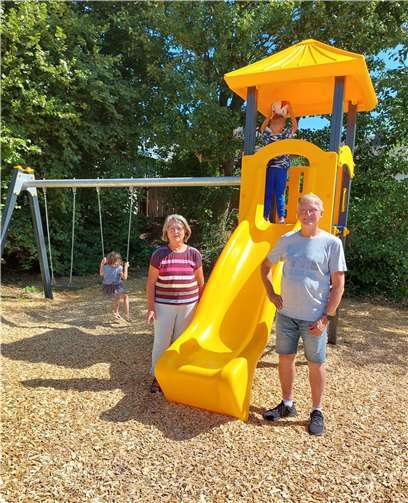 Ortsbürgermeister Lothar Kalter bedankte sich anlässlich der symbolischen Übergabe des Spielgeräts bei der ehemaligen Vorsitzenden des Pfarrgemeinderats, Ulrike Hofmann, für die großzügige Gerätespende der Pfarrei „St. Martin“.  Foto: OG Ochtendung