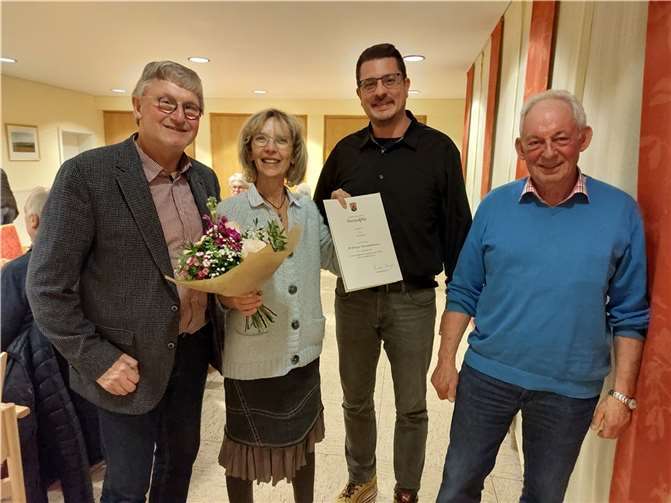 Ortsbürgermeister Lothar Kalter (l.), 1. Ortsbeigeordneter Günter Pinetzki (r.) und 2. Ortsbeigeordneter Sascha Lagodny (2. v. r.) gratulierten Silvia Seeling (2. v. l.) zu ihrem 40jährigen Beschäftigungsjubiläum.  Foto: Philipp Liesenfeld