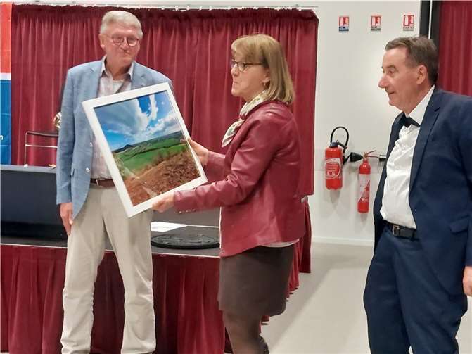 Ortsbürgermeister Lothar Kalter (l.) überreichte Maric-Claude Dupou, Beigeordnete der Gemeinde La Chaussee St. Victor (Mitte), im Beisein von Claude Gillard (r.) ein aktuelles Foto der Ochtendunger Gemarkung (r.) als Gastgeschenk.  Fotos: OG Ochtendung