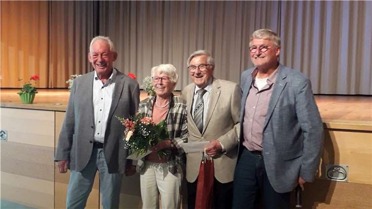 Ortsbürgermeister Lothar Kalter (r.) und Ortsbeigeordneter Günter Pinetzki ehren Agnes Hammes und Alfred Weigt als älteste Teilnehmer. Foto: Silvia Seeling