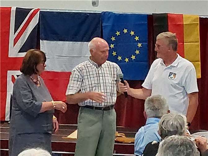 Ortsbürgermeister Lothar Kalter richtete gemeinsam mit Rita Hirsch und gedolmetscht von Karl-Heinz Landgrebe die Glückwünsche aus Ochtendung zum Partnerschaftsjubiläum aus.  Foto: privat