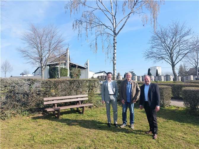 Ortsbürgermeister Lothar Kalter traf sich mit Stephan Flöck, Leiter der Geschäftsstelle Ochtendung und Dirk Wey, Bereichsleiter des Regionalmarkts Mosel-Maifeld-Pellenz auf einem der beiden frisch bepflanzten Friedhofsbereiche und dankte den beiden VR-Bank-Vertretern für die weitere wertvolle Unterstützung. Quelle: Ortsgemeinde Ochtendung