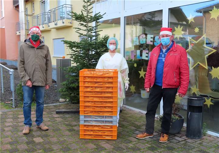 Ortsbürgermeister Lothar Kalter und 1. Ortsbeigeordneter Günter Pinetzki überbrachten Frau Jansen, stellvertretend für alle Bewohner und Mitarbeiter des Alten- und Pflegeheims St. Martin, kistenweise Hefe-Nikolaus-Pfeifenmänner. Foto: privat