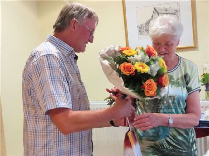 Ortsbürgermeister Lothar Kalter würdigte das wichtige und gewinnbringende Wirken von Marlies Martini. Foto: OG Ochtendung