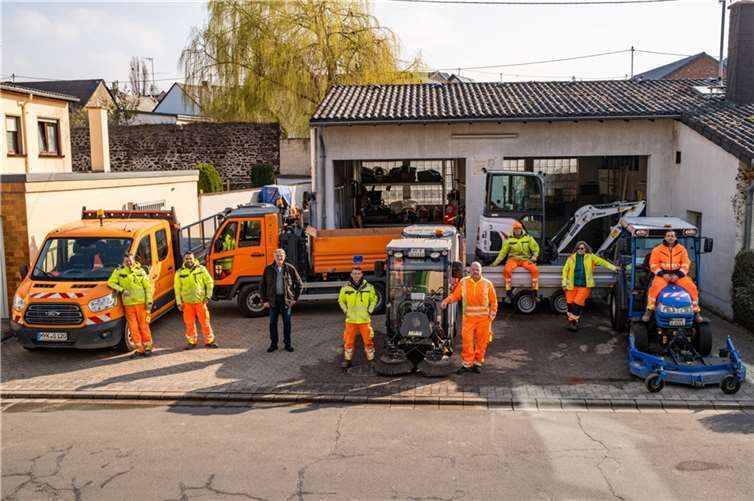 Ortsbürgermeister Lothar Klater mit dem Team vom Bauhof. Foto: OG Ochtendung