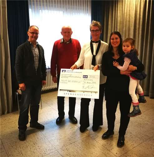 Ortsbürgermeister Lutz Zaun (links) und Vorstandsmitglied Birgit Reifferscheid-Zupp (2. von rechts) vom Verein „Helft uns leben“ dankten Vanessa Hirsch und Gerd Gilles für die Organisation der beiden Adventsaktionen.